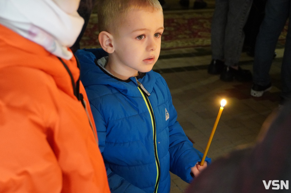 Сотні вірян прийшли освячувати вербу у головний собор Луцька. Фоторепортаж
