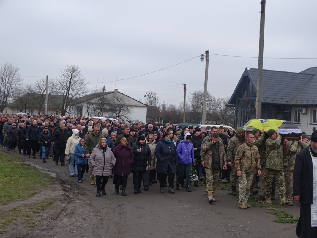 Добровольцем пішов до війська: на Волині попрощалися з Героєм Сергієм Попрійчуком