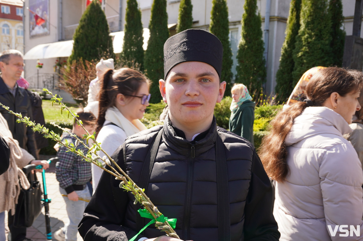 Сотні вірян прийшли освячувати вербу у головний собор Луцька. Фоторепортаж