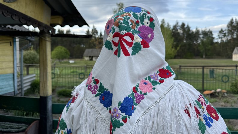 67-річна волинянка зберігає вишиваний костюм, що отримала у спадок від матері