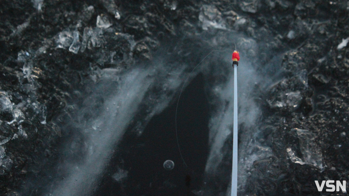 Крига 10 сантиметрів та жерлиці на щуку: фоторепортаж із зимового ставка у селі на Волині