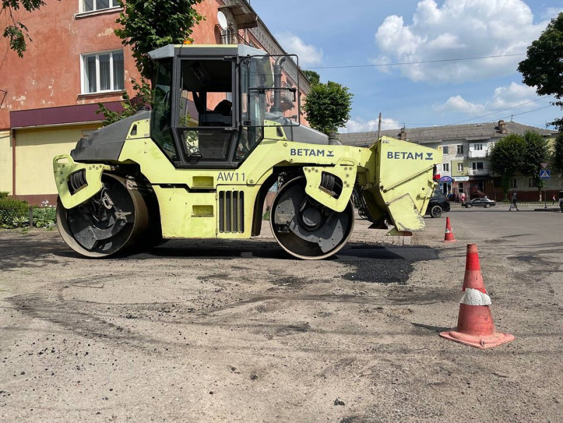 У Нововолинську триває ямковий ремонт доріг