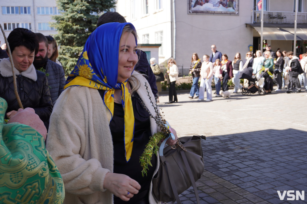 Сотні вірян прийшли освячувати вербу у головний собор Луцька. Фоторепортаж