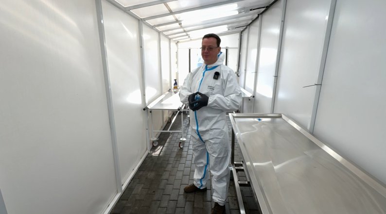 «День починається з трагедії»: лучанин понад 20 років працює судмедекспертом