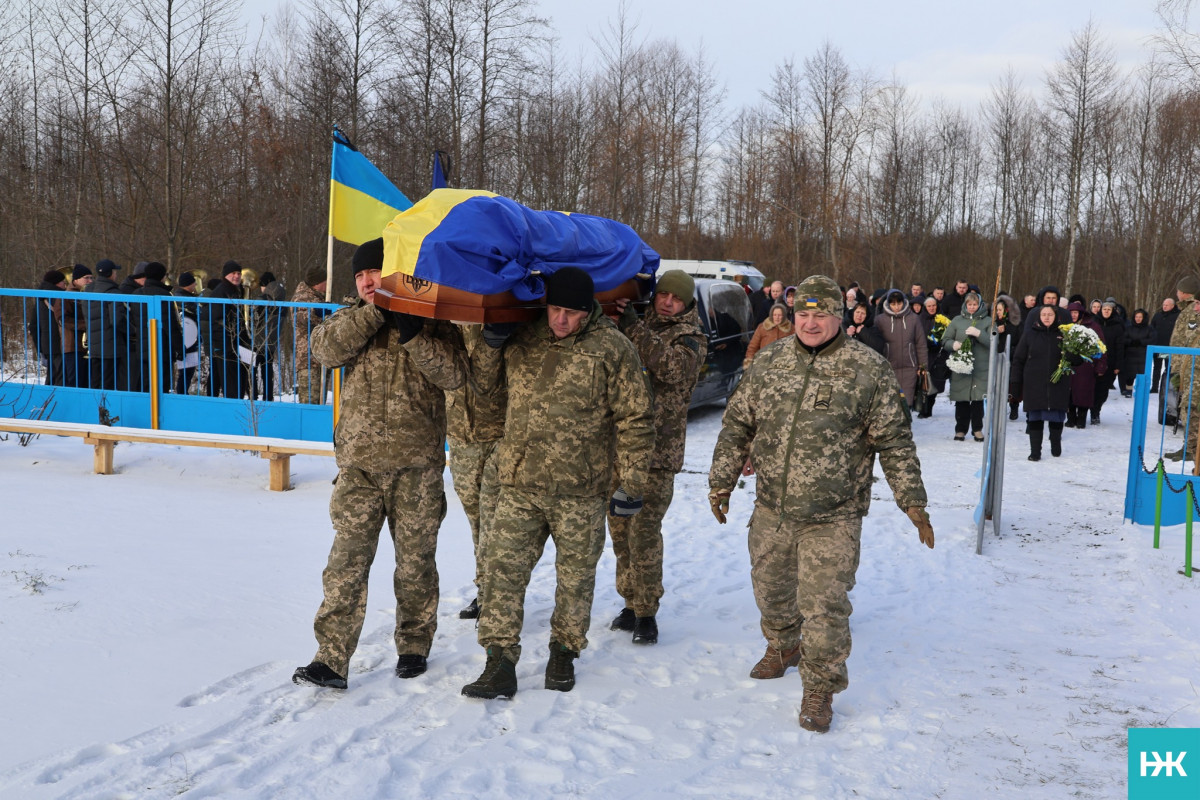 Довгою була остання дорога додому: на Волині попрощалися з воїном Володимиром Сірцем