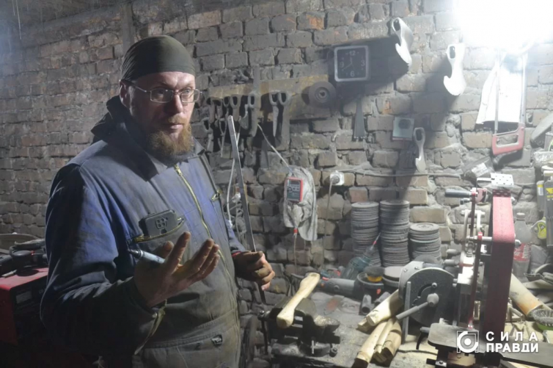 У Луцькому районі ветеран виготовляє унікальні сокири, якими нагороджують військових