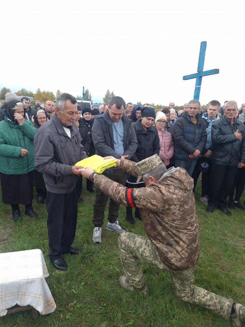 Майже півтора року вважався зниклим безвісти: на Волині провели в останню дорогу Героя Андрія Смоляра
