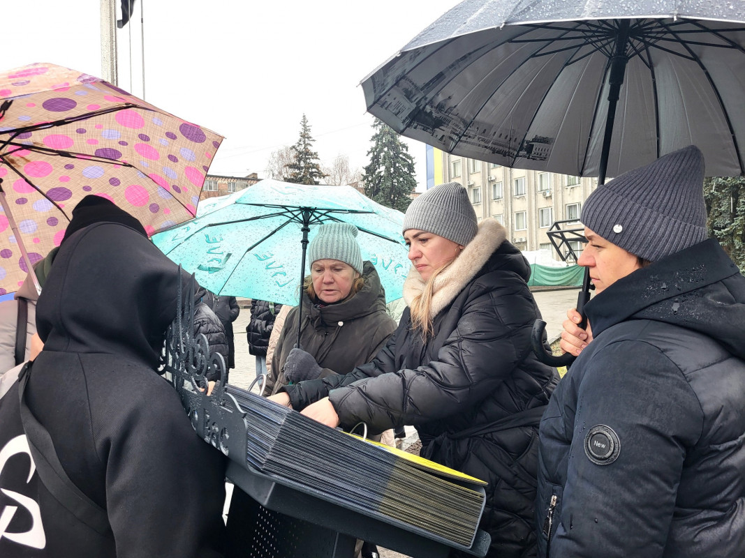 «Ми чекаємо Вас»: у Ковелі відкрили інсталяцію-книгу, присвячену полоненим і зниклим захисникам