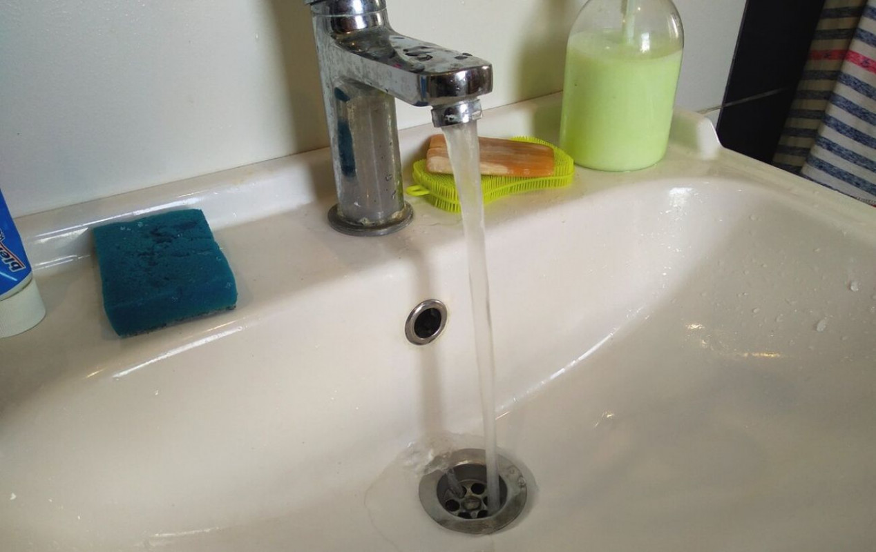 Як швидко та без хімії прочистити раковину