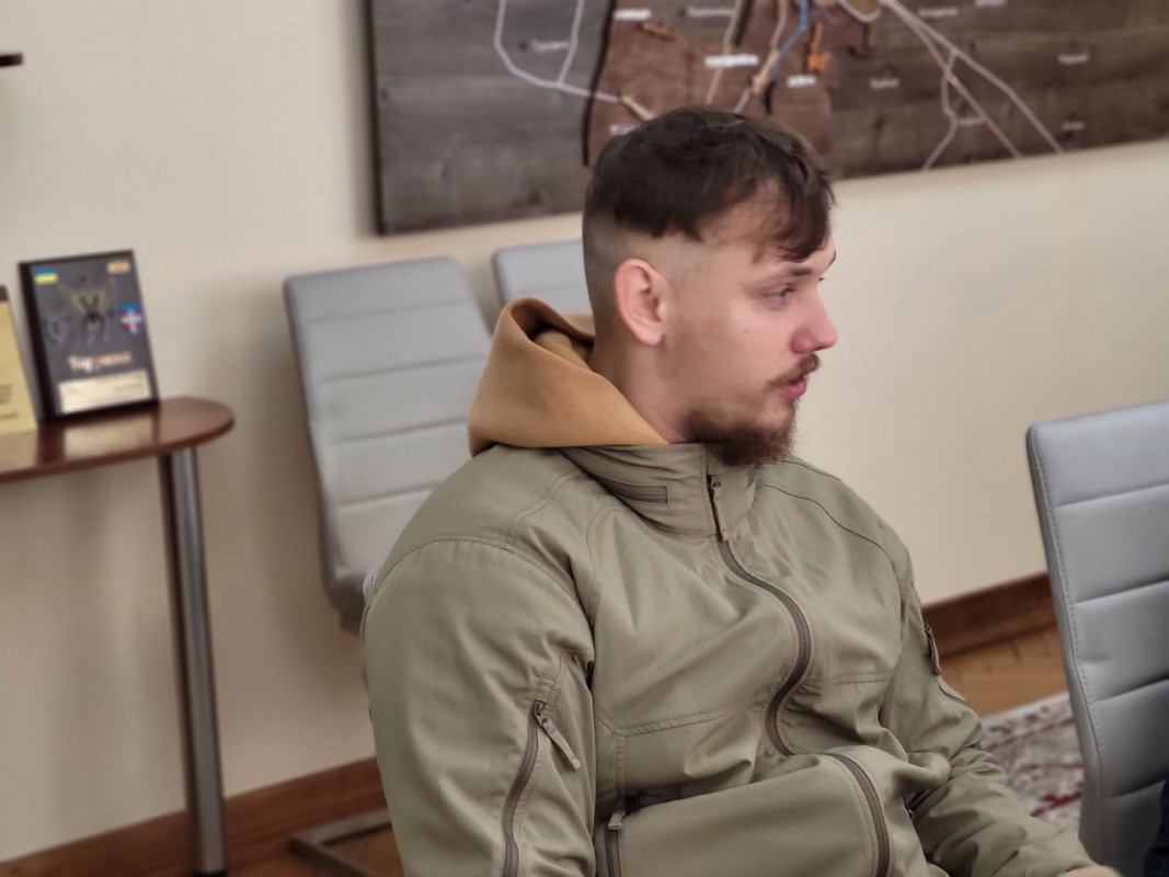 У Ковелі військовий із побратимом розмалювали фасад спортивної школи