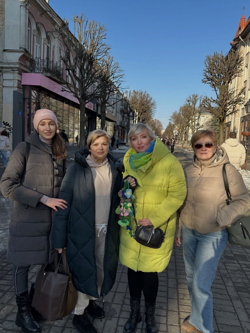 У Луцьку волонтерки замінили зимові шапки кликунів на в’язані квіти