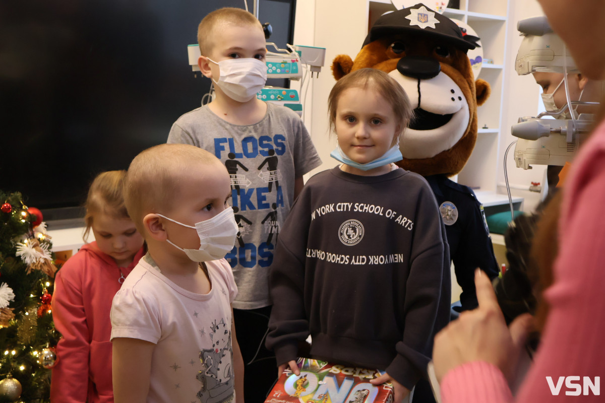 На Волині у лікарняних палатах засяяло свято: поліцейські подарували дітям день усмішок