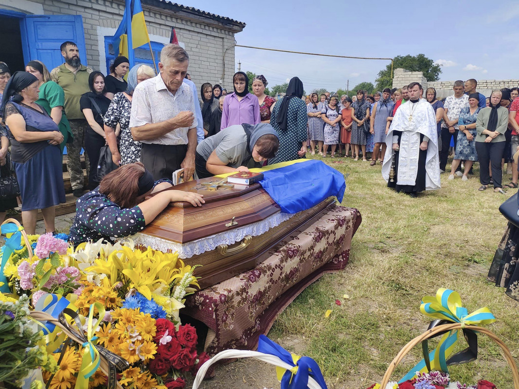 Двоє діток залишилися без батька: на Волині попрощалися з Героєм Володимиром Сіліком