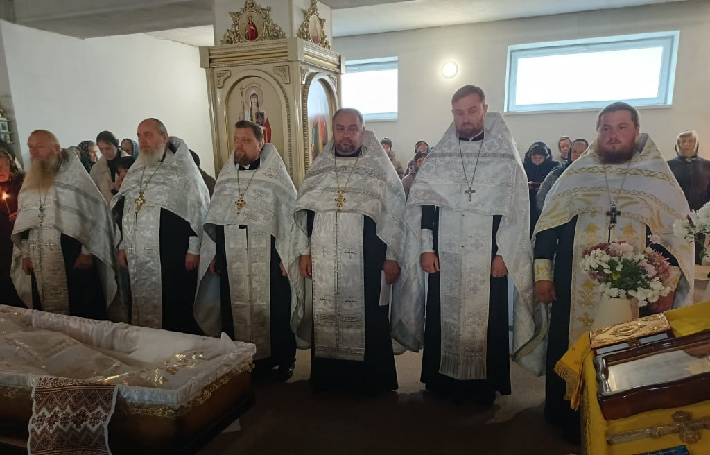 Маленька донечка у домовині зустріла тата: на Волині в останню дорогу провели Героя Максима Кухтея