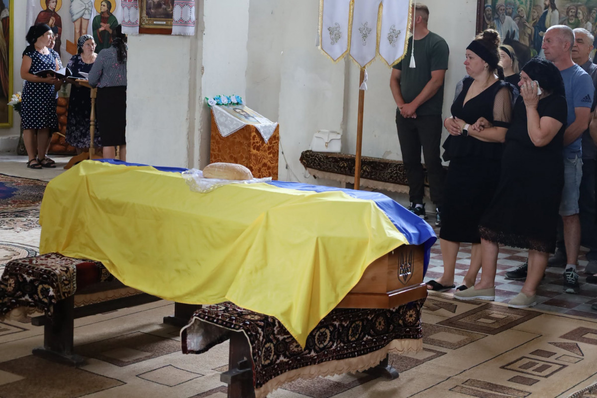 Тривалий час вважався зниклим безвісти: на Волині в останню земну дорогу провели захисника Андрія Стернічука