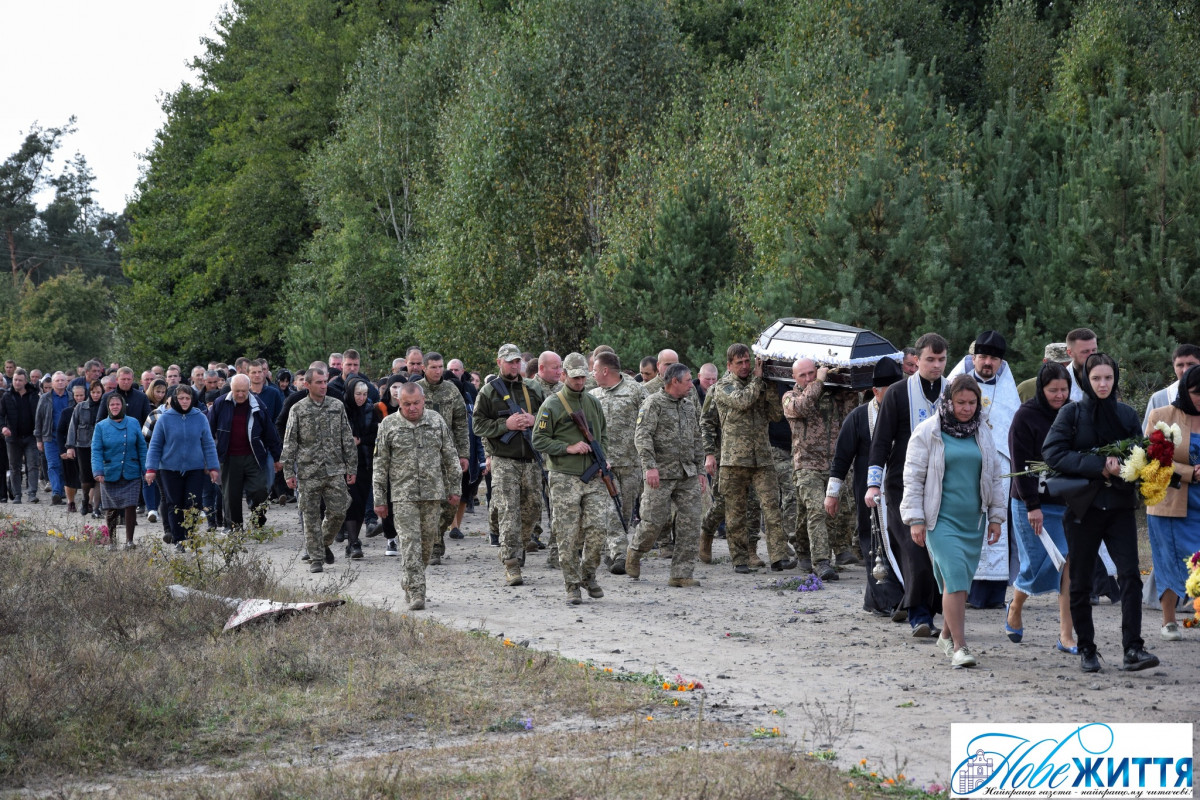 На колінах та зі сльозами проводжало усе село: на Волині попрощалися з Героєм  Віктором Швайкою