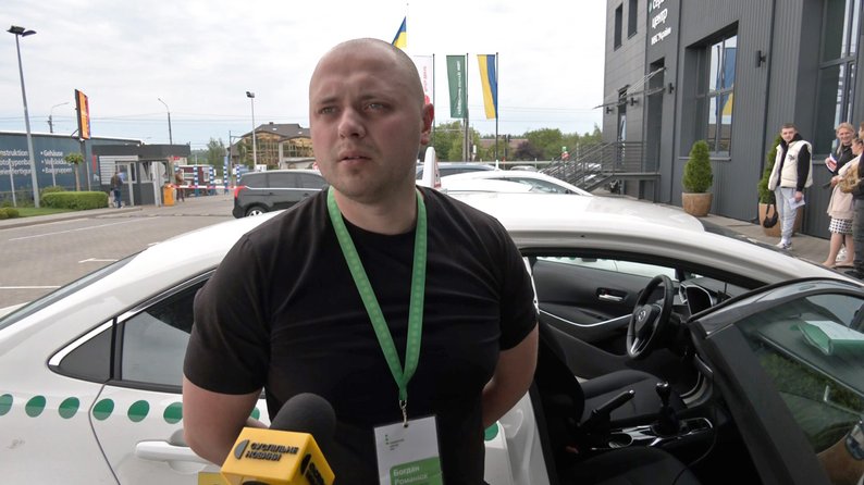 Люди сидять з ночі: у Луцьку під дверима МРЕО - черги за талонами