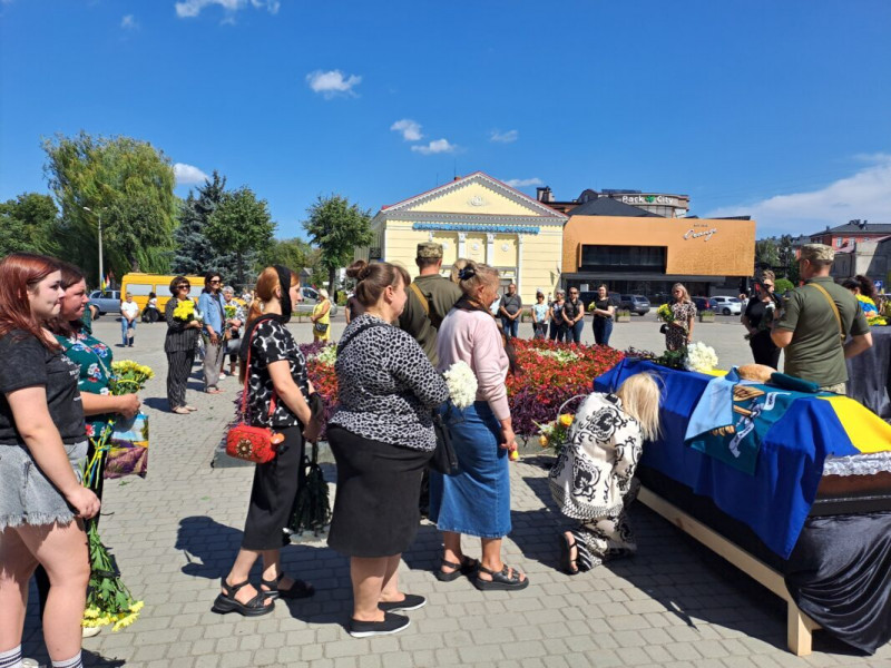 Мріяв благословити доньку на весіллі: на Волині провели в останню путь 49-річного Героя Ігоря Хомича