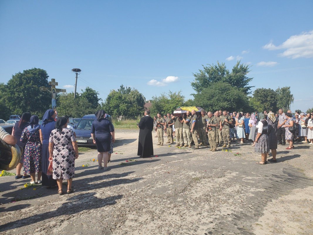 Не встиг потішити своїх рідних онуками: на Волині в останню путь провели 25-річного Героя Василя Ільїна