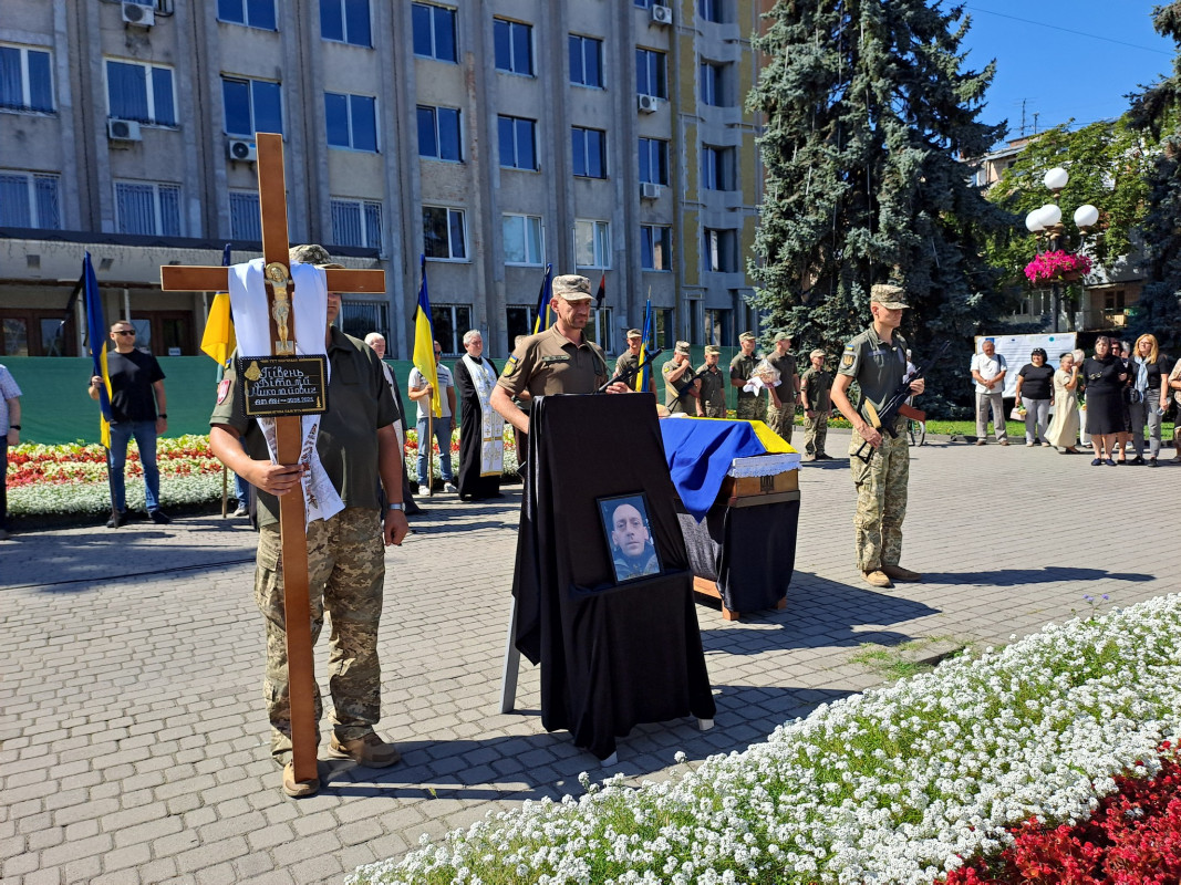 Молодший брат боронить Україну на фронті: на Волині попрощались з Героєм Віталієм Півнем