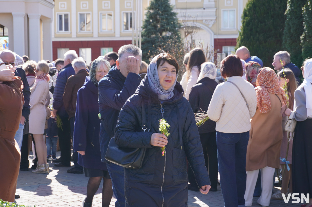 Сотні вірян прийшли освячувати вербу у головний собор Луцька. Фоторепортаж