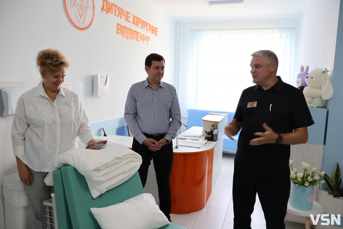 Щоб мами не спали на стільцях: дитячій лікарні у Луцьку передали на понад 1 млн грн ліжок-трансформерів