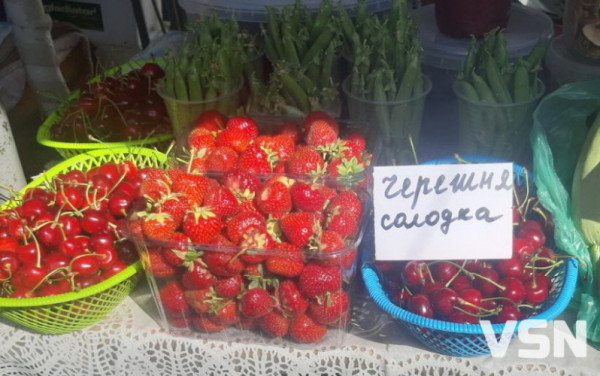Полуниця, чорниця та черешня: скільки на луцькому ринку коштують ягоди