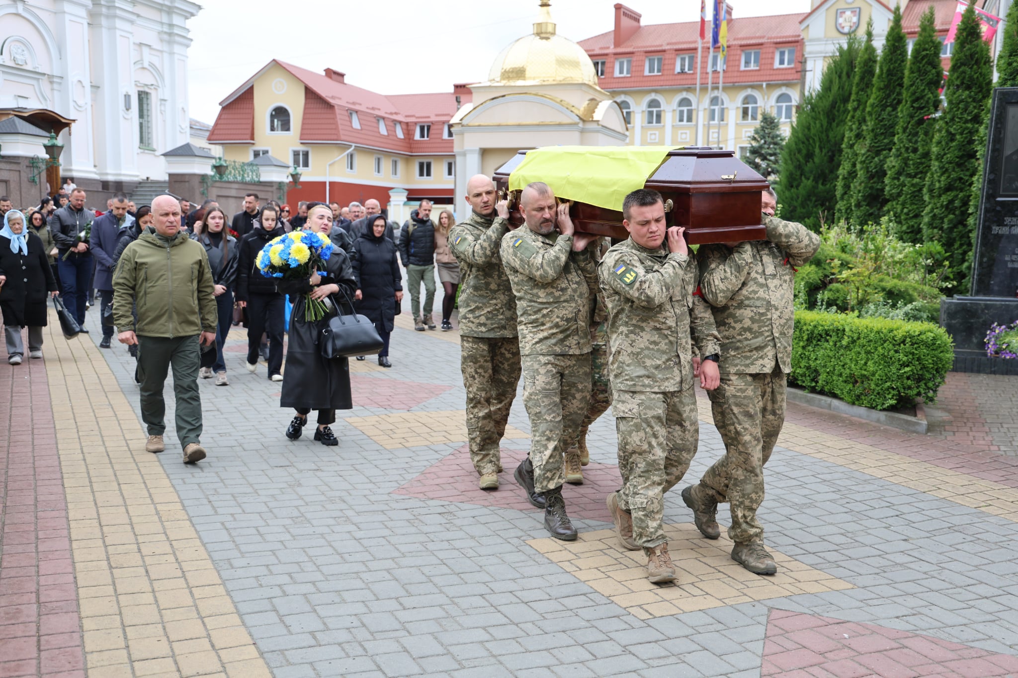 Загинув півтора року тому: у Луцьку провели в останню путь Героя Тараса Корніюка