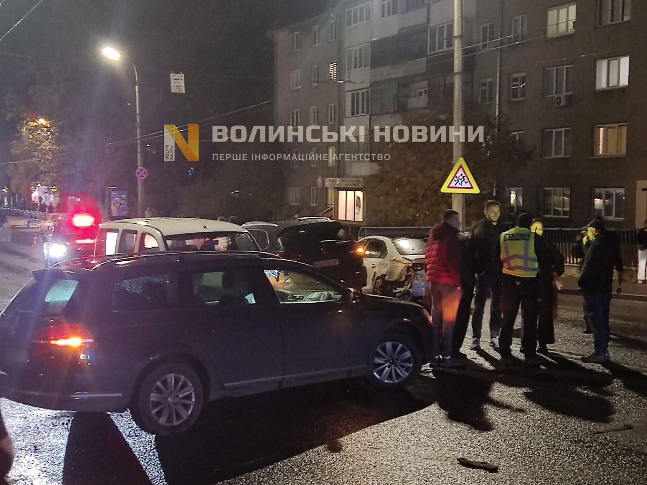 Зіткнулися п’ять авто: у Луцьку сталася масштабна ДТП. Відео