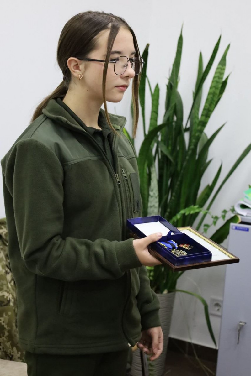 На Волині доньці загиблого 37-річного захисника вручили три посмертні нагороди тата