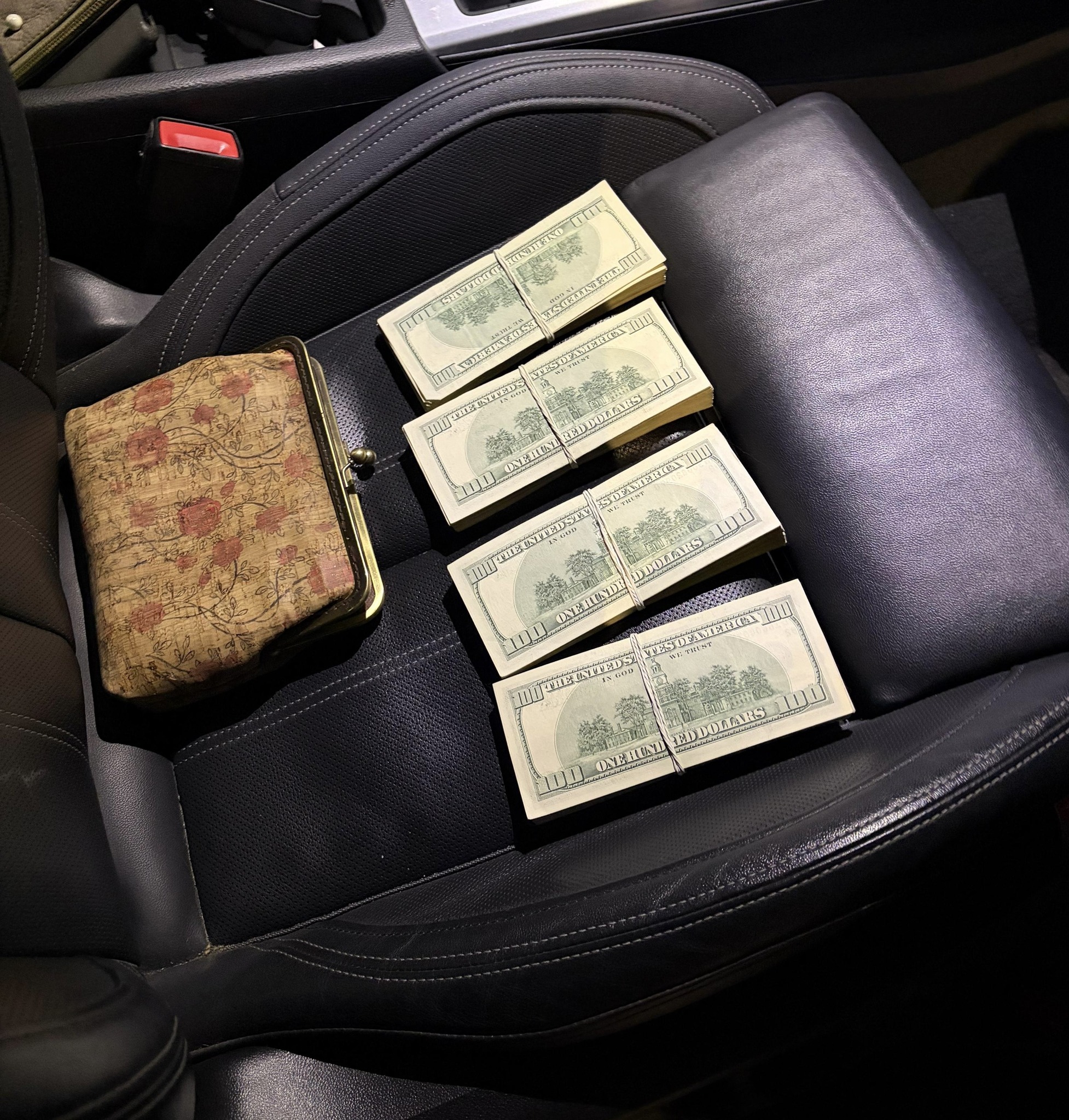 Хотіла проскочити «зеленим коридором»: на Волині зупинили жінку з валютою понад півтора мільйона гривень