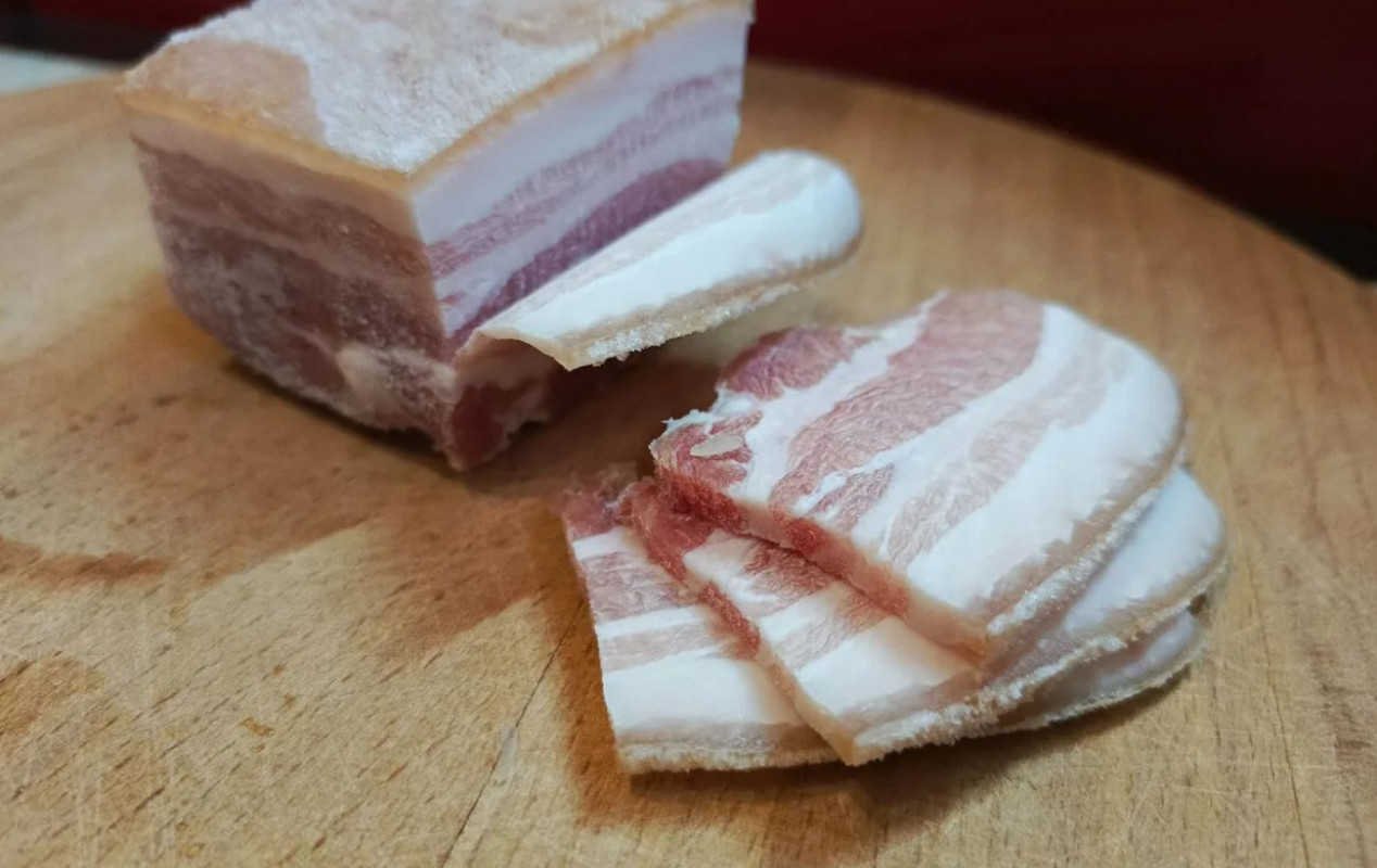 Як одним нігтем перевірити, чи смачне сало на ринку