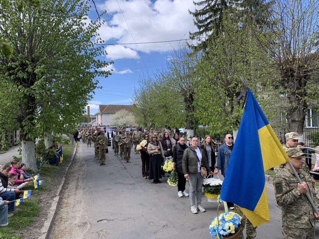 Останній дзвінок для Героя: у місті на Волині попрощалися з Олександром Каленюком
