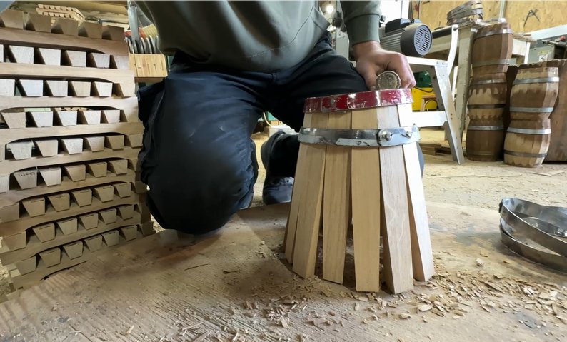 Третє покоління майстрів з Волині продовжує сімейну справу - виготовляє дубові бочки