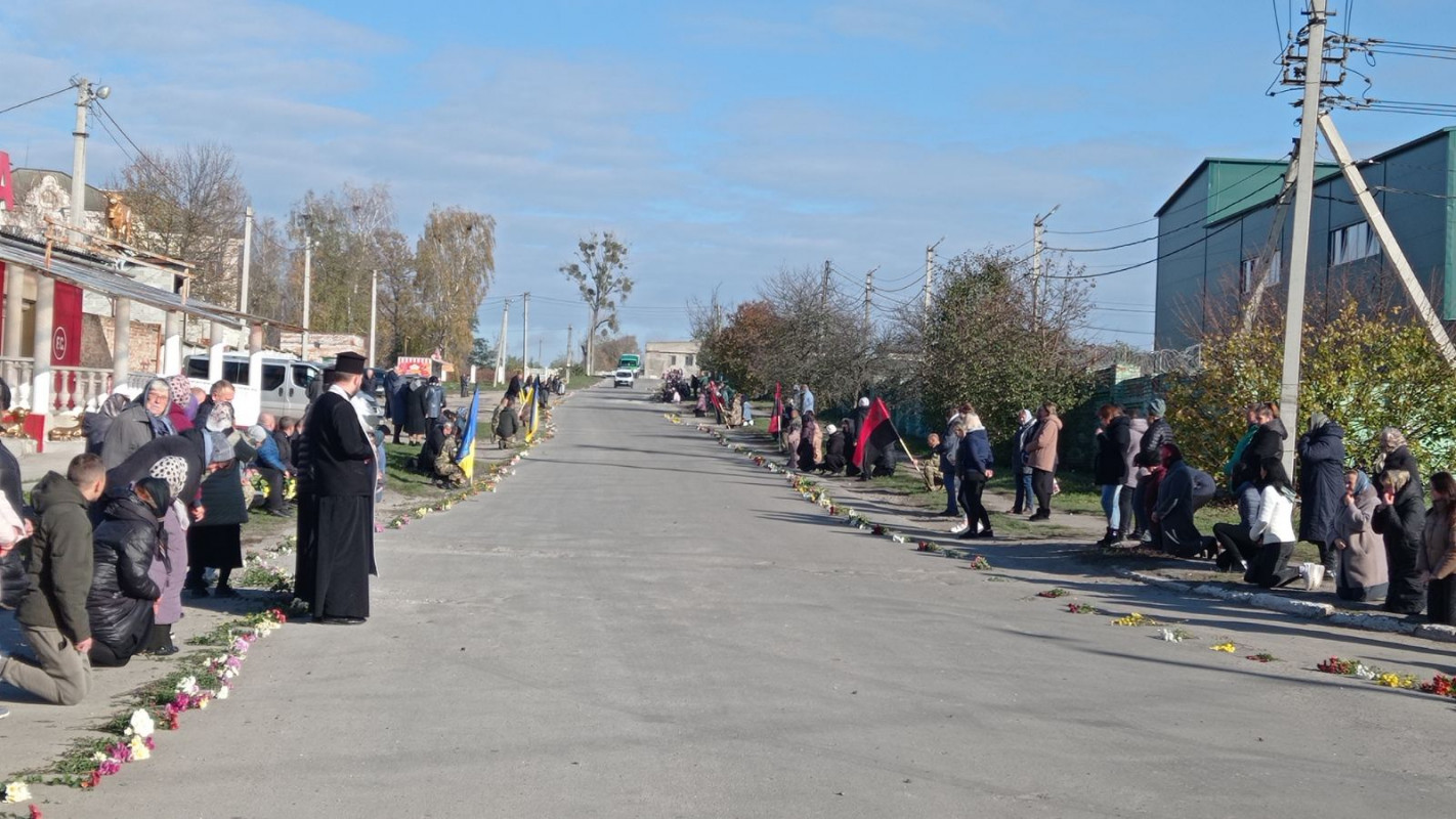 Два тижні тому виповнилося 29: у Луцькому районі все село попрощалося з молодим Героєм Якимом Киричуком. Фото