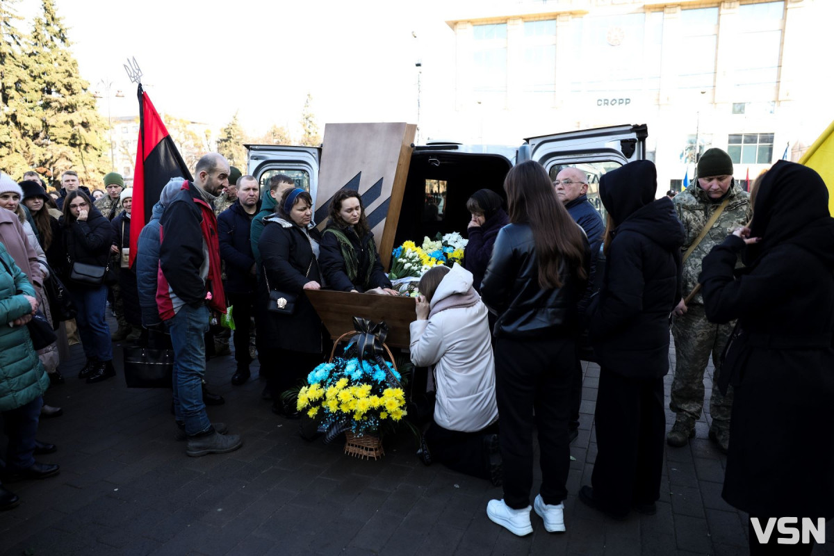 Пішов у бій, як справжній командир: прощання з Героєм у Луцьку. Фото