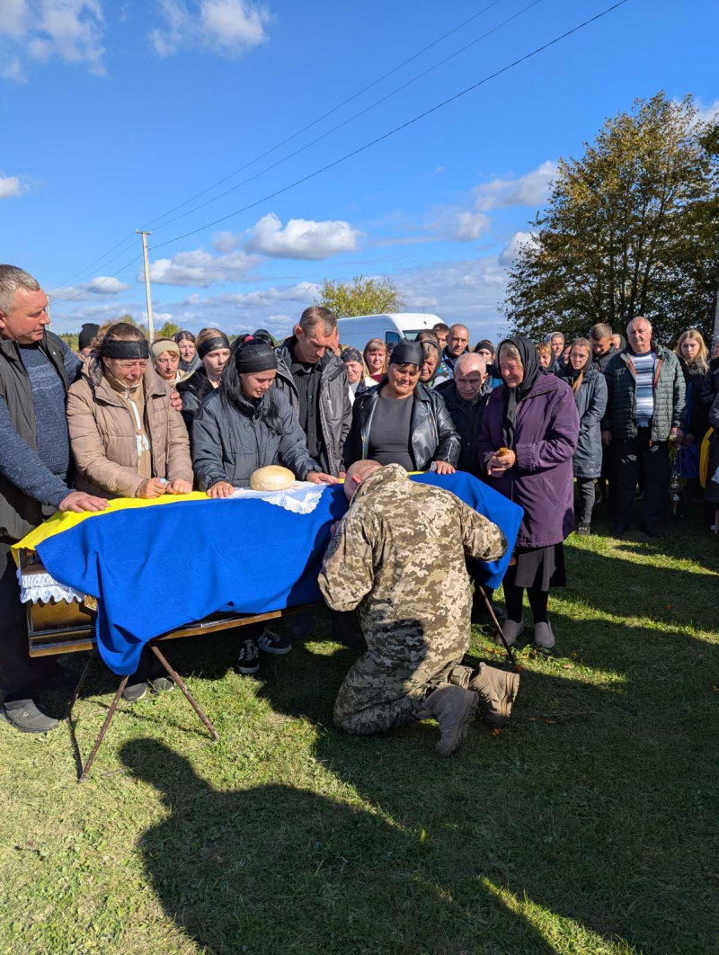 Навіки 24: на Волині в останню дорогу провели молодого Героя Петра Жука. Фото