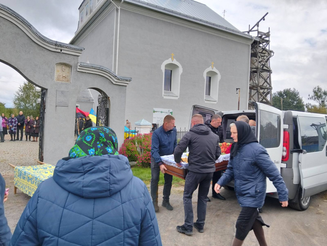 Життя обірвалось внаслідок важких поранень: на Волині попрощались з Героєм Володимиром Андрійчуком