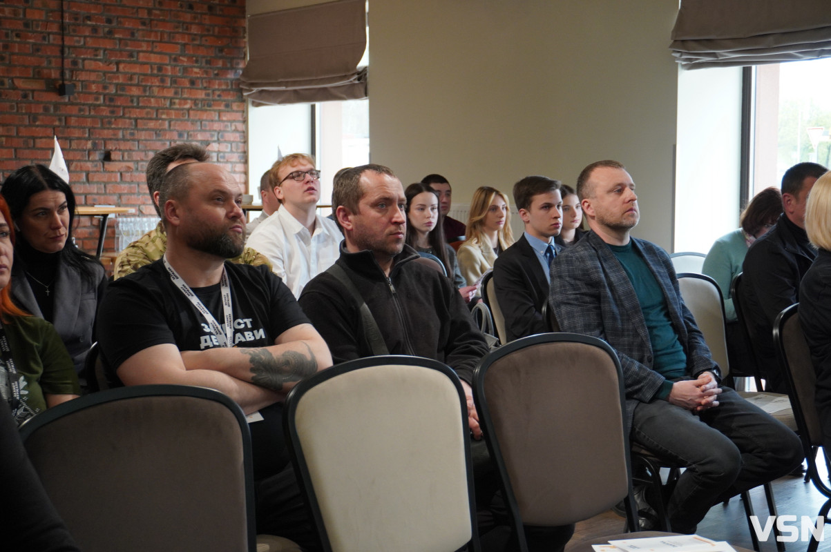 Люди не знають, що повинен робити депутат: у Луцьку обговорили парламентську кризу під час війни