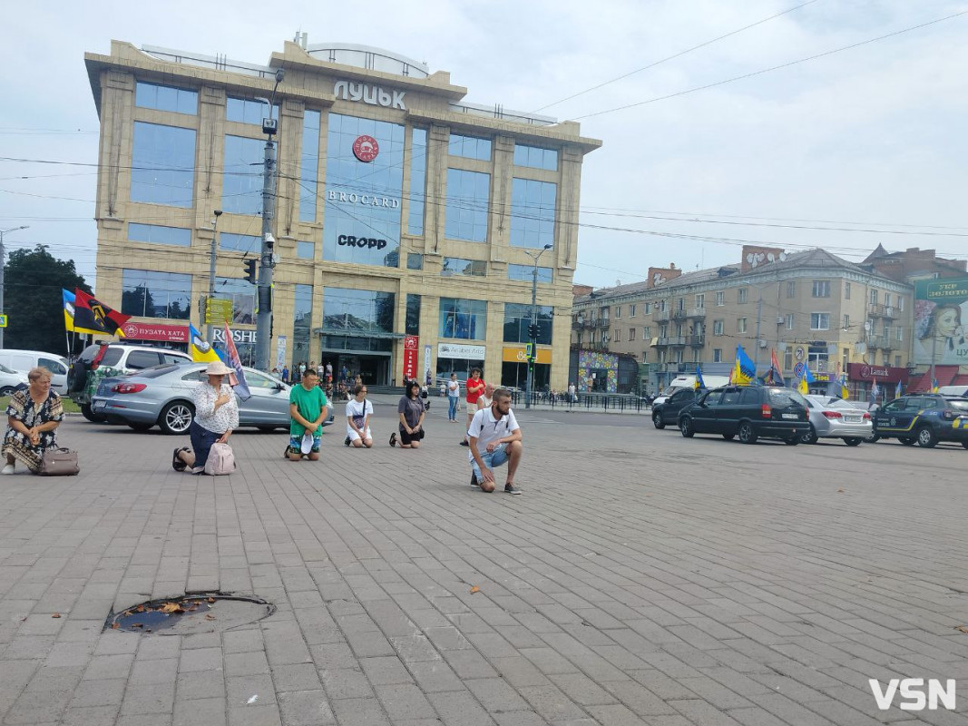 Осиротіли донька і син: у Луцьку в останню дорогу провели 43-річного Героя