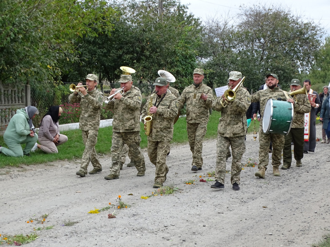 Багато місяців вважався зниклим безвісти: у громаді на Волині поховали Героя Олександра Чирку