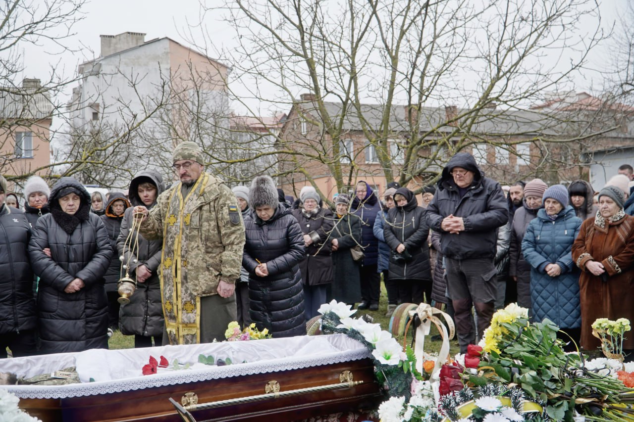 Двоє дітей втратили батька: на Волині попрощалися з Героєм Олександром Кідрою