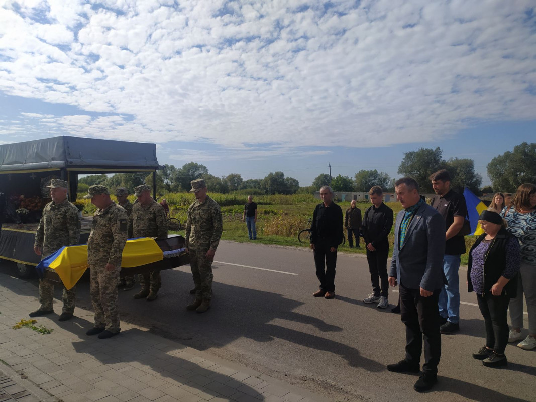 Загинув понад 9 місяців тому: на Волині попрощалися з Героєм Олегом Оліферчуком