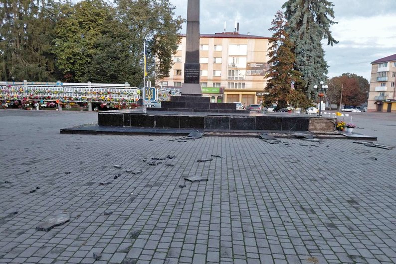 Знищили клумби, позривали квіти з дошки пам’яті полеглим захисникам: на Волині невідомі пошкодили пам'ятку