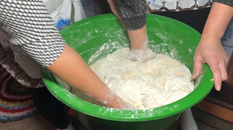 Кидають копійки, щоб молоді були багаті: як на Волині випікають та прикрашають весільний коровай