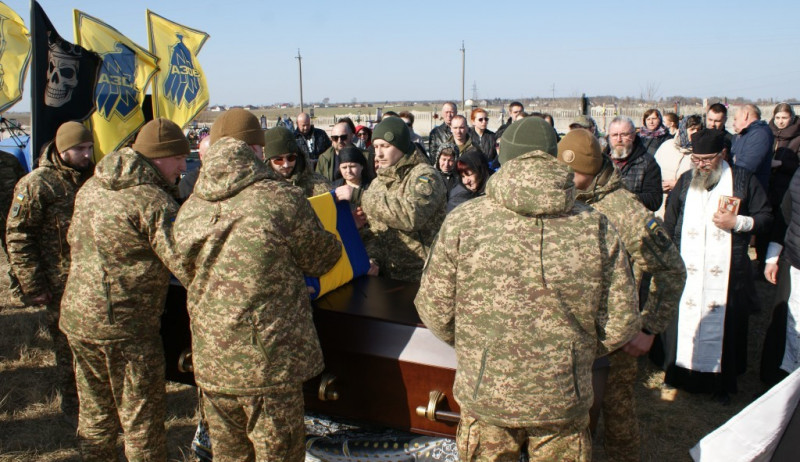У громаді на Волині попрощалися із 23-річним розвідником «Азова» Назаром Поліщуком
