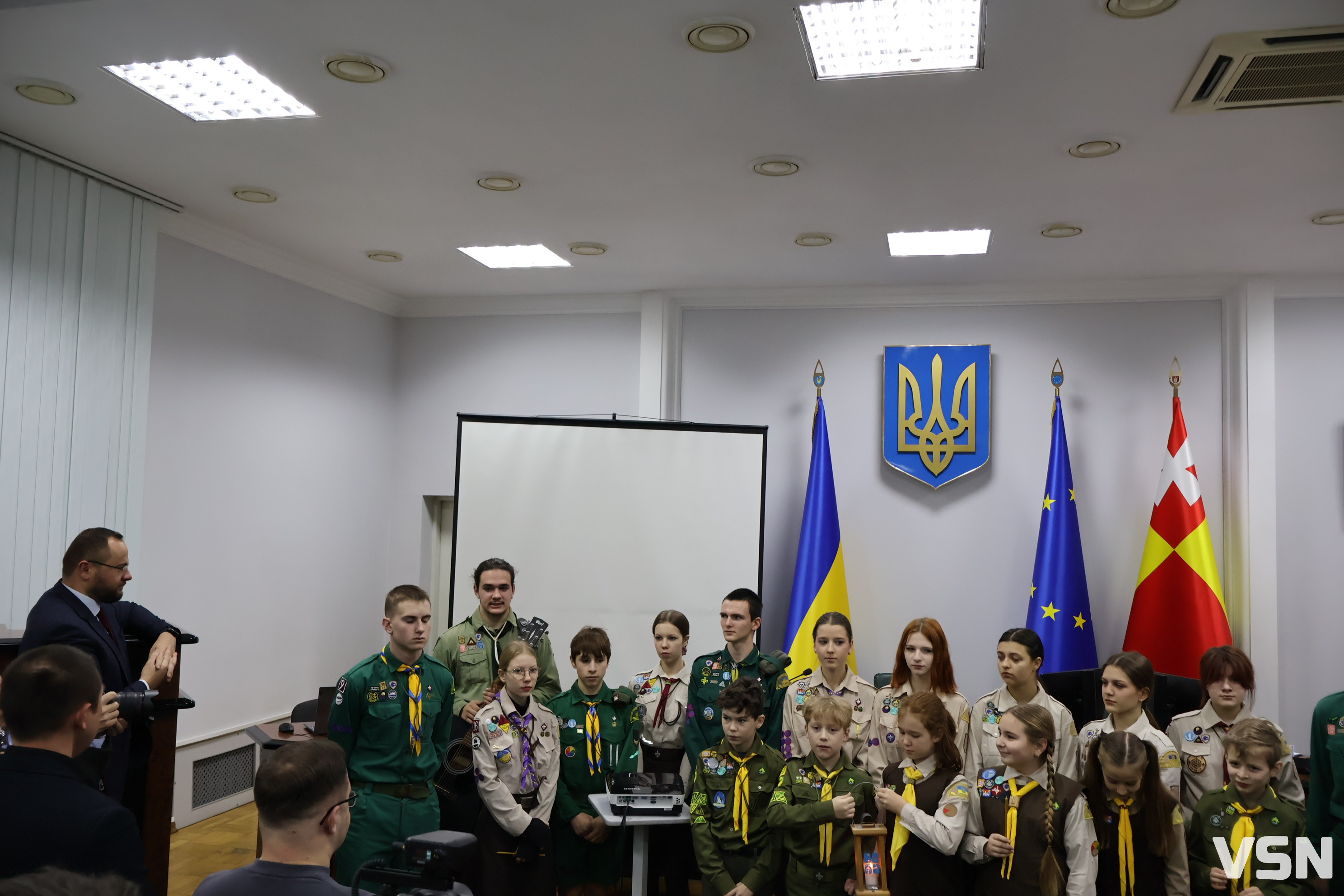 Світло миру в сесійній залі: пластуни передали Вифлеємський вогонь Луцькій міськраді