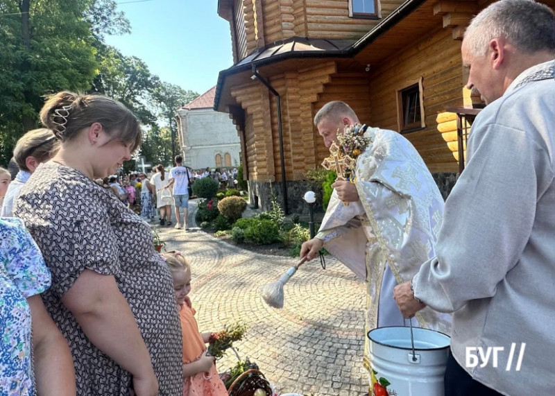 З кошиками до храму: як на Волині відзначають Яблучний Спас