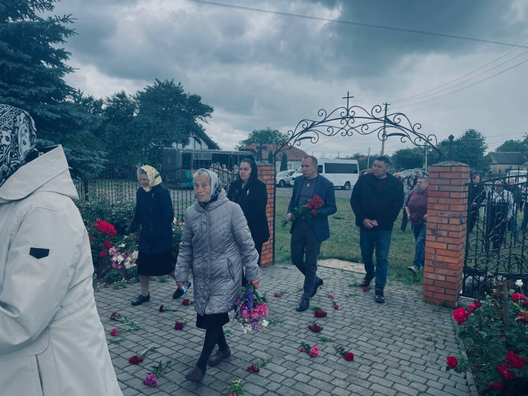 Повернувся додому «на щиті»: у громаді на Волині попрощалися із Героєм Богданом Лехушем