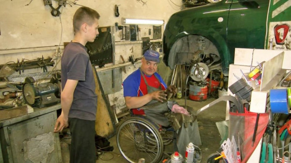 Лучанин ремонтує автомобілі для військових на передову